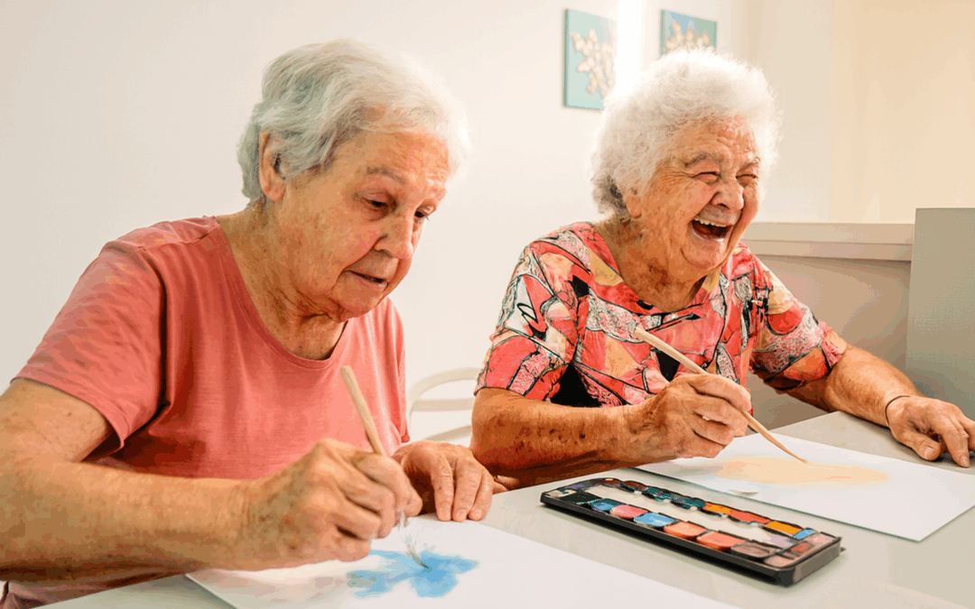 Estimulação Cognitiva - Dois Idosos fazendo pintura felizes